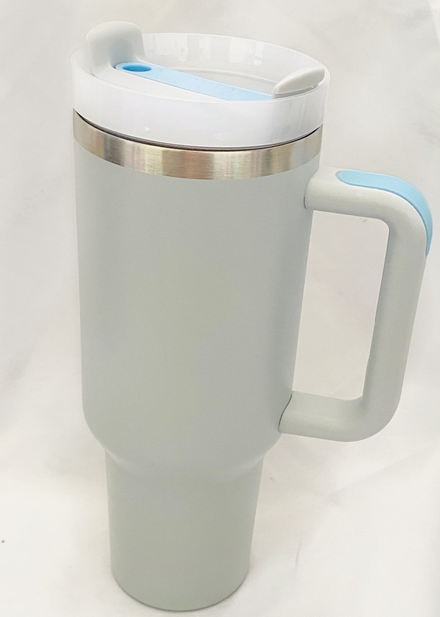 Light grey 40 oz tumbler. Stainless steel. The tumbler comes with lid and plastic straw. Comes in multiply colours